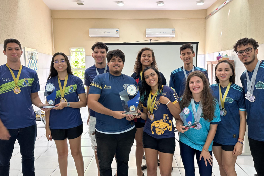 Imagem: estudantes seguram troféus