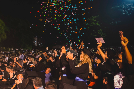 Imagem: concludentes comemora formatura na Concha Acústica