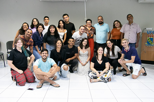 Imagem: Diretores de Residências Universitárias em foto junto com integrantes da PRAE; estão em uma sala; alguns estão de pé, e outros estão sentados (Foto: Gutiérrez Reges/UFC)