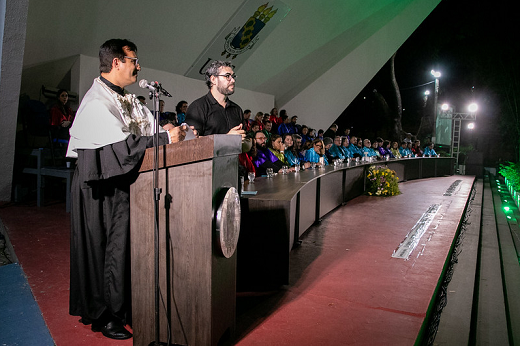 Imagem: O reitor Custódio Almeida discursa no palco da Concha Acústica (Foto: Ribamar Neto/UFC)