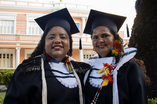Imagem: Aline Tapeba e Laudeci Farias, egressas da Licenciatura Intercultural Indígena Kuaba (Foto: Ribamar Neto/UFC)