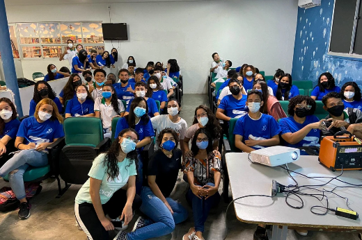 Imagem: sala de aula com estudantes vestidos de blusa azul