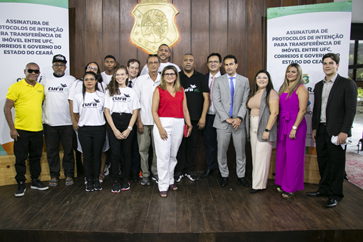 Imagem: Representantes da CUFA, do Poço da Draga e da Vila dos Almirantes posam com o reitor Custódio Almeida e o vereador Gabriel Aguiar. (Foto: Ribamar Neto/UFC Informa)