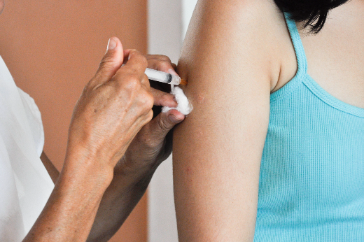 Imagem: vacina sendo aplicada no braço de uma pessoa