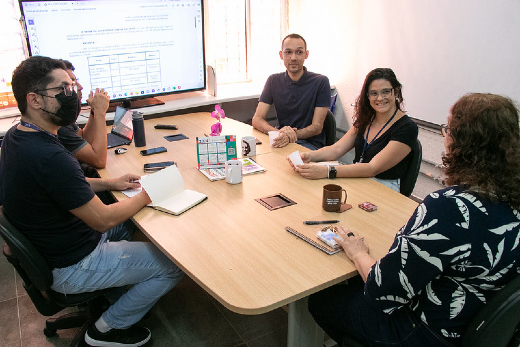 participantes da reunião de instalação da Comissão de Acessibilidade Arquitetônica sentados ao redor de uma mesa (Foto: Ribamar Neto/UFC)