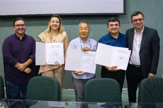 Imagem: Professores mostram documento de firmação de parcerias 