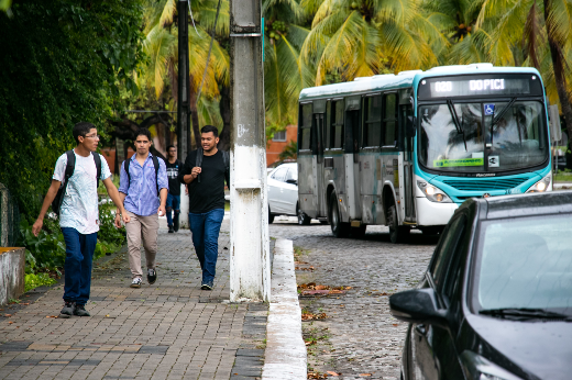 Imagem: estudantes caminhando no Campus do Pici