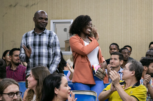 Imagem: estudantes intercambistas recebem aplausos da plateia no auditório da reitoria 