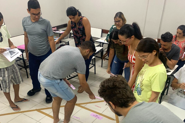 Imagem: A disposição das cadeiras em formato de “U” é uma estratégia para assegurar a visibilidade essencial em contextos visuais, como o da Libras (Foto: Carolina Morais)