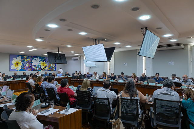 Imagem: conselheiros debatem na sala dos conselhos superiores da UFC