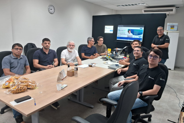 Imagem: grupo de estudantes ao redor de uma mesa