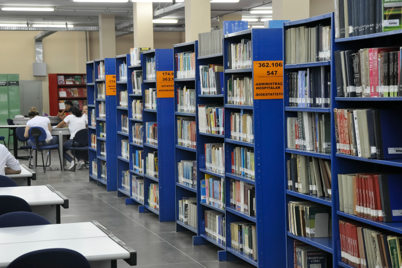 Imagem: A imagem mostra a Biblioteca de Ciências da Saúde da Universidade Federal do Ceará (UFC), um ambiente acadêmico bem estruturado e voltado ao estudo e pesquisa.