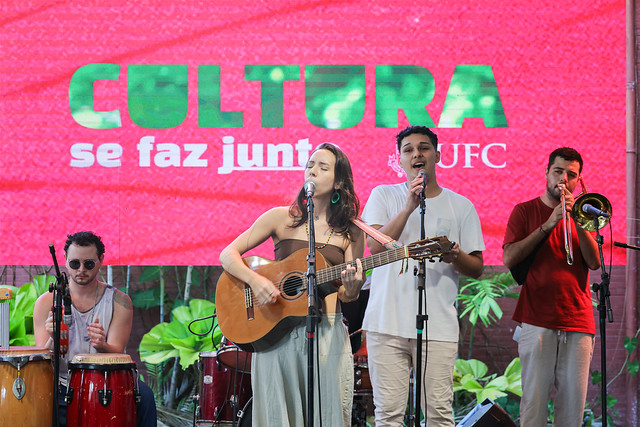 Imagem: banda se apresenta no palco