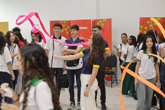 Imagem: estudante brinca com fita típica da ginástica rítmica