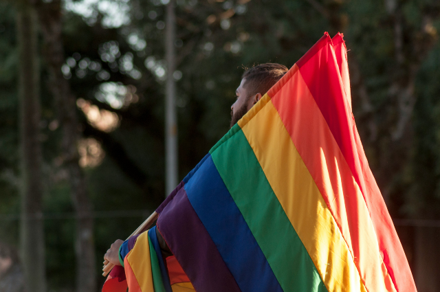 Imagem: As cores do arco-íris são utilizadas como um símbolo de orgulho e identidade pela comunidade LGBTQIAPN+ (Foto: Arthur Krause) 