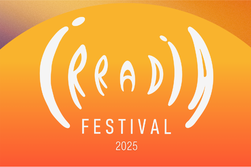 Imagem: A imagem de chamada de trabalhos para o Festival Irradia 2025, da Rádio Universitária FM, apresenta um fundo em degradê com tons vibrantes de laranja, amarelo e nuances suaves de roxo na parte superior esquerda, evocando uma sensação de calor, energia e criatividade. No centro, em destaque, está o logotipo do festival, com a palavra "Irradia" escrita em tipografia artística, orgânica e fluida, simulando ondas sonoras ou formas em movimento, remetendo diretamente à proposta de arte sonora e radioarte. Abaixo do logotipo, estão as palavras “FESTIVAL 2025” em letras brancas, com fonte limpa, moderna e de fácil leitura. O design visual transmite dinamismo, inovação e acolhimento, alinhando-se com a proposta experimental e colaborativa do festival, que busca estimular a produção de peças sonoras criativas para veiculação em rádio
