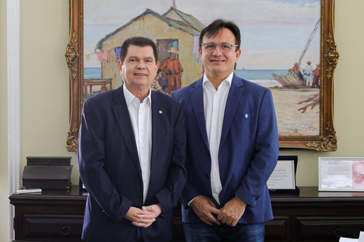 imagem: De pé, no Gabinete da Reitoria, o deputado federal Mauro Filho e o reitor Custódio Almeida posam juntos; atrás deles, está um quadro do pintor Raimundo Cela.