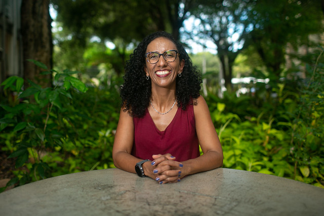 Imagem: Professora Mirian Costa, do Departamento de Ciências do Solo da UFC (Foto: Viktor Braga/UFC)