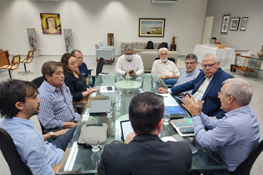 Imagem: Participantes da reunião do dia 10 sentados à mesa na Uece