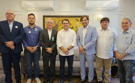 Imagem: No Paço Municipal, o prefeito de Fortaleza Evandro Leitão e o vereador Guilherme Sampaio posam de pé com representantes da Regional 2, da Petrobras e da Lubnor.