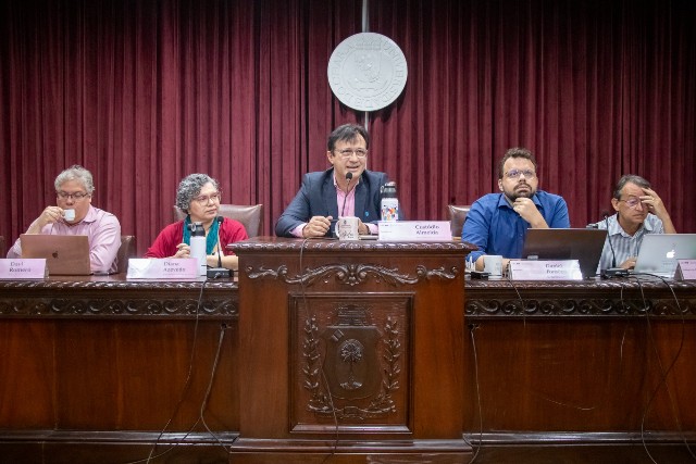 Imagem: Reitor da Universidade Federal do Ceará durante sessão ordinária do Consuni