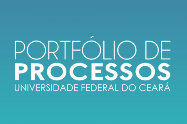 Imagem: Imagem com fundo em degradê azul, do tom mais escuro no topo ao mais claro na parte inferior. Ao centro, em letras grandes e brancas, está escrito: “PORTFÓLIO DE PROCESSOS”. Abaixo, em fonte um pouco menor, lê-se: “UNIVERSIDADE FEDERAL DO CEARÁ”. O design é limpo e institucional, com destaque para a palavra “PROCESSOS”, que aparece em negrito.