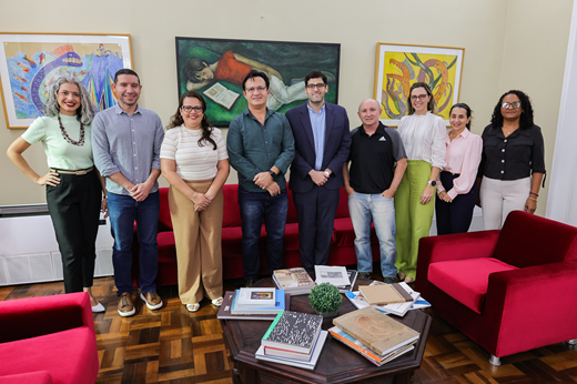 Imagem: De pé, ladeados por equipes técnicas do Labomar e da Semace, a secretária Aliny Abreu (SMA-UFC), o reitor Custódio Almeida e o superintendente João Gabriel Rocha (Semace) posam no Gabinete da Reitoria