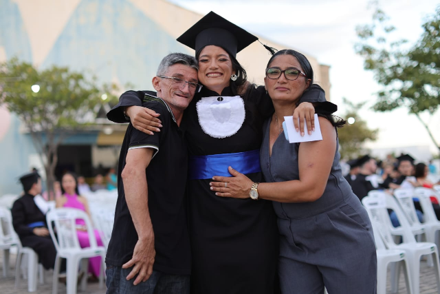 Imagem: Vitória Freitas, ao lado de familiares, contou sua história de superação para conquistar o diploma em Engenharia de Computação (Foto: Ribamar Neto/UFC)