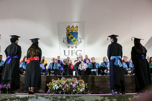 Imagem: A participação de todos os concludentes no ensaio é crucial para o sucesso das cerimônias oficiais (Foto: Ribamar Neto/UFC)