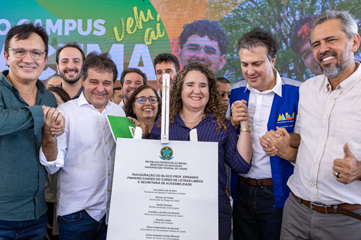 Imagem: Durante evento no Poço da Draga, reitor Custódio Almeida, prefeito Evandro Leitão, secretária Marilene Munguba (UFC Inclui), professora Kátia Lucy (Letras Libras), ministro Camilo Santana e governador Elmano de Freitas posam com placa de inauguração do prédio de Letras-Libras da UFC e ordens de serviço para construção da primeira etapa do Campus Iracema
