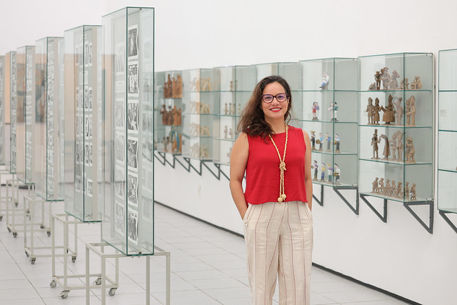 Imagem: Graciele Siqueira, diretora do Mauc, preside o 8º FPMU (Foto: Viktor Braga/UFC)