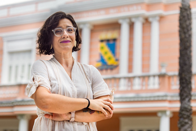 Imagem: A mediação da live será feita pela jornalista e secretária de Comunicação e Marketing da UFC, Kamila Fernandes (Foto: Ribamar Neto/UFC)