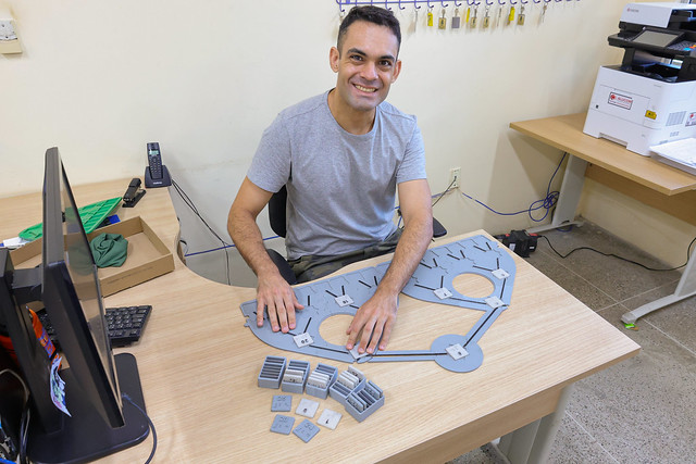 Imagem: o pesquisador e servidor técnico-administrativo da UFC Allan George Bezerra apresenta o produto