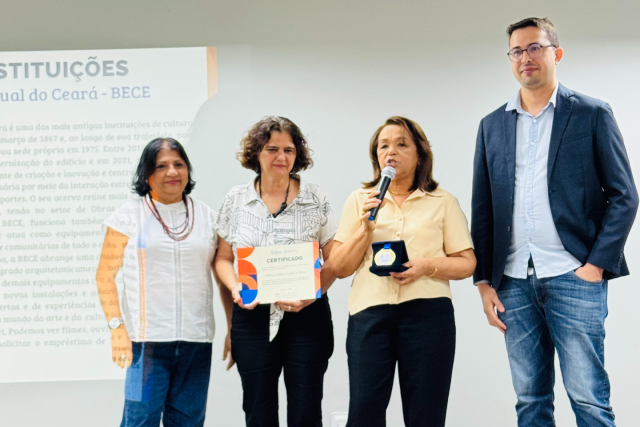 Imagem: três mulheres recebem medalha e certificado 
