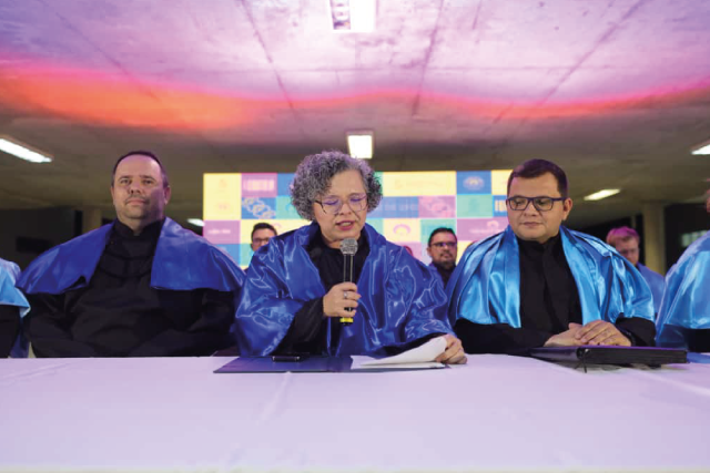 Imagem: A vice-reitora Diana Azevedo, no exercício da Reitoria, comandou a solenidade de colação (foto: Viktor Braga/UFC)