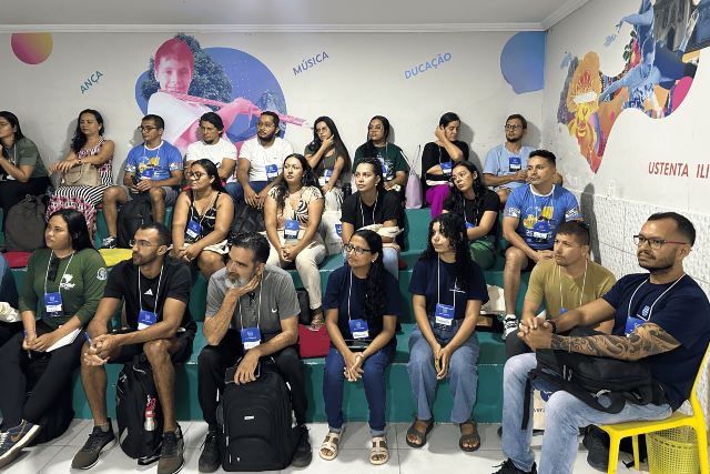 Curso integra projeto que tem como objetivo difundir a cultura oceânica, qualificando professores para inserir a temática do oceano no ensino básico (Foto: Divulgação/Labomar/UFC) Imagem: alunos em sala de aula