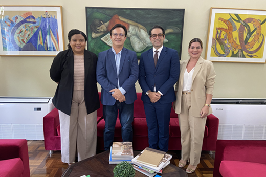 Encontro de aproximação entre UFC e Justiça Federal no Ceará pautou diretrizes de futuro acordo, a ser assinado em breve. (Foto: Viktor Braga/ UFC Informa) Imagem: De pé, no Gabinete da Reitoria, posam sorrindo a assessora Nathalia Santiago, o reitor Custódio Almeida, o juiz federal Júlio Rodrigues e a professora Cynara Mariano.
