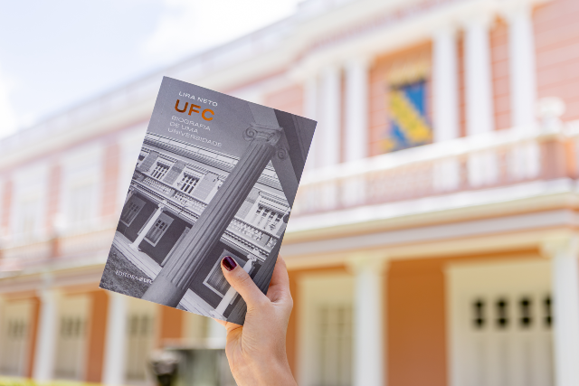 A biografia da UFC tem tiragem inicial de 3 mil exemplares, que serão distribuídos gratuitamente ao público (Foto: Guilherme Silva/UFC) Imagem: A biografia da UFC tem tiragem inicial de 3 mil exemplares, que serão distribuídos gratuitamente ao público (Foto: Guilherme Silva/UFC)
