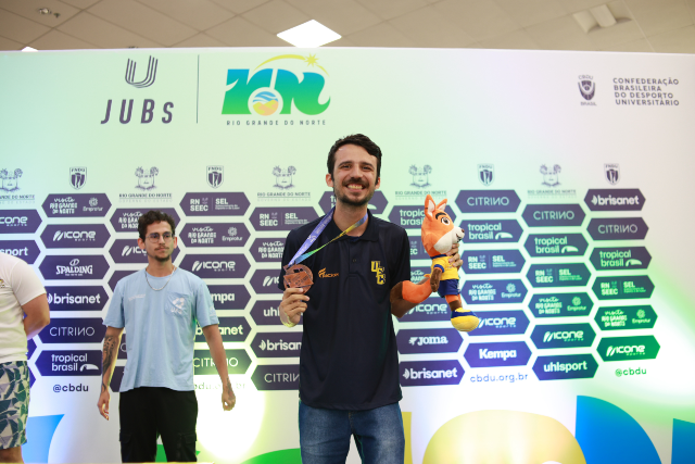 O estudante de Letras-Inglês da UFC Adriano Nunes levou a medalha de bronze no xadrez