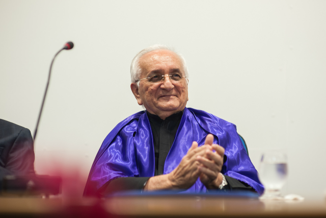 Imagem: Manfredo Oliveira recebeu o título de Professor Emérito no dia 28 de abril de 2016