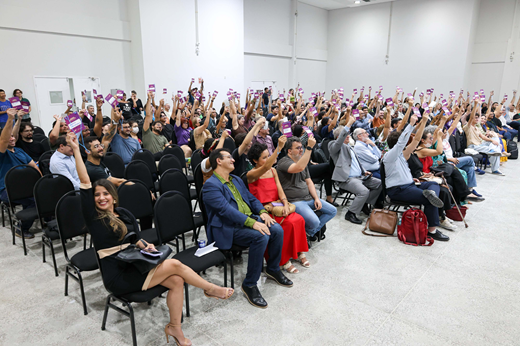 Imagem: Sentados, os delegados da Estatuinte aprovam, por unanimidade, o Regimento do I Congresso Estatuinte da UFC.