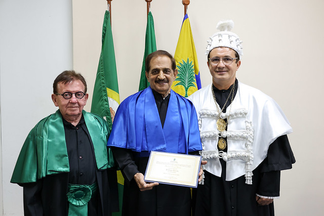 O professor Ahmad Saeed Khan, pesquisador da área de economia agrícola, recebeu o título das mãos do ex-reitor da UFC, Henry Campos (Foto: Viktor Braga/UFC) ft 251128 ahmad gr