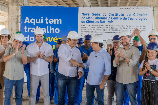 Após 180 dias de elaboração do projeto executivo, o Campus Iracema tem previsão de entrega em 720 dias corridos (Foto: Guilherme Silva/ Secom-UFC) Imagem: reitor Custódio Almeida apertando a mão do prefeito Evandro Leitão