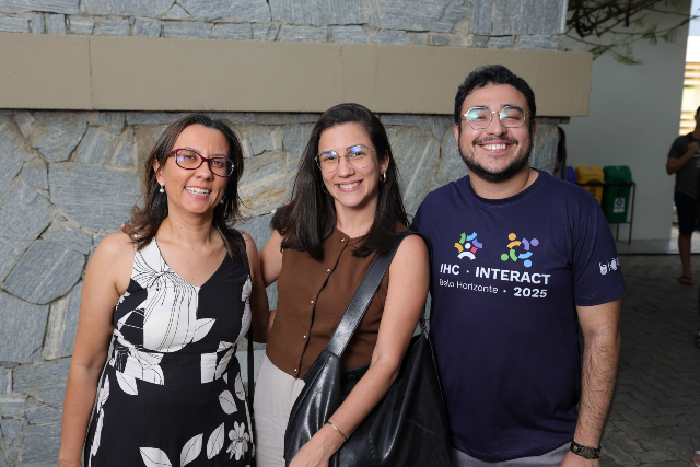 Edital recebe inscrições apenas de servidores docentes e técnico-administrativos efetivos da UFC, que submetem projetos (Foto: Secom UFC) Imagem: três pessoas posam sorrido para foto, sendo duas mulheres à esquerda e um homem, vestindo camisa azul, à direita
