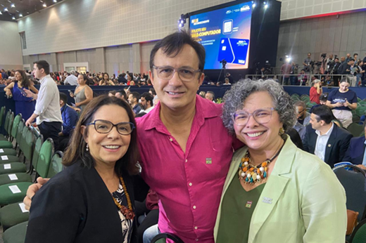 Imagem: Da esuqerda para a direita: Denise Pires de Carvalho (presidente da Capes), reitor Custódio Almeida e vice-reitora Diana Azevedo posam juntos no evento do Mais Professores. 