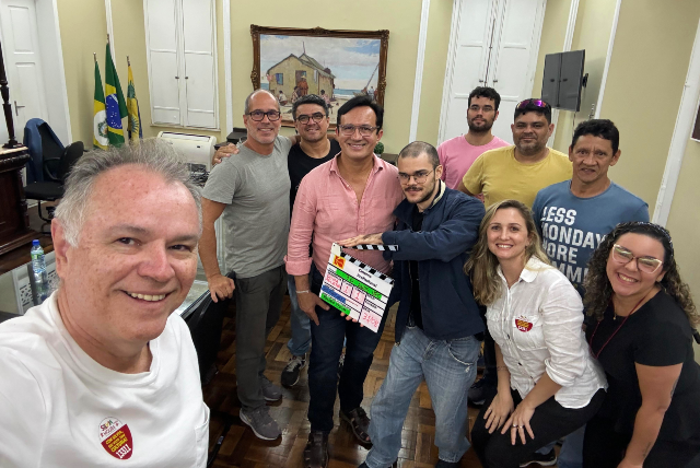 Imagem: Um dos diretores do filme, Wolney Oliveira (em primeiro plano), e o reitor da UFC, Custódio Almeida (ao centro, de camisa de botões), em meio à parte da equipe do documentário (Foto: Wolney Oliveira) 