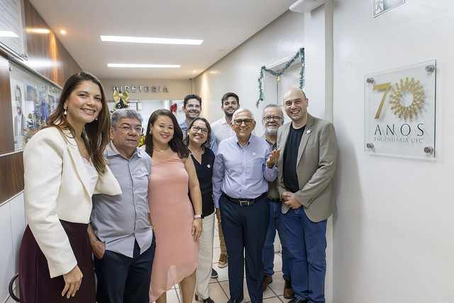 Placa em homenagem pelos 70 anos da Escola de Engenharia do Ceará também foi inaugurada (Foto: Guilherme Silva/UFC) Imagem: professores ao lado da placa em homenagem pelos 70 anos da Escola de Engenharia do Ceará