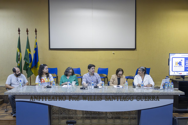 (Dir-Esq): Na mesa de abertura, participaram a professora Débora Façanha, coordenadora do projeto; Lucíola Cabral, presidente da Comissão de Defesa dos Direitos dos Animais da OAB-CE; a professora Juvênia Fontenele, do Departamento de Farmácia, e coordenadora do Projeto Animais do Porangabuçu; o professor Gustavo César Machado Cabral, diretor da Faculdade de Direito; a egressa da UFC, Natália Félix, do projeto Animais Universitários; e o ativista Marcelo Freitas, do projeto DOGFEL (Foto: Guilherme Silva/UFC) Imagem: mesa do evento