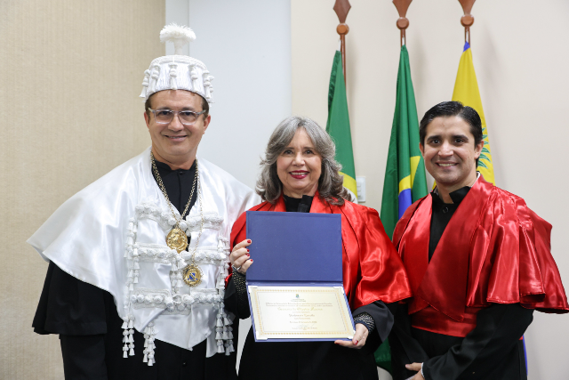 Imagem: Reitor da UFC, Custódio Almeida, professora emérita Germana Moraes e diretor da Faculdade de Direito da UFC, Gustavo Cabral