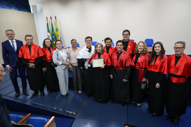 Imagem: Gestores, pró-reitores, autoridades e a professora emérita homenageada